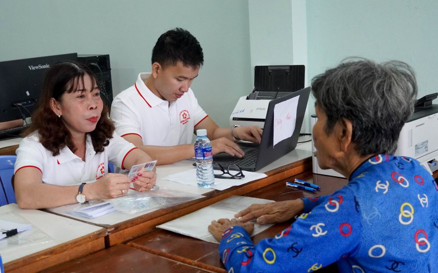 Mo hinh Ngay thu 7 vi dan duoc UBND phuong Soc Trang (TP Can Tho) to chuc da den tan xom, ap ho tro dich vu hanh chinh cho nguoi dan hoi thang 8.2025. Anh: PHUONG ANH