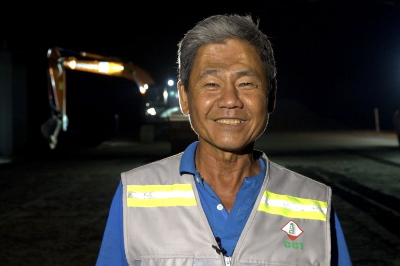 Ong Nguyen Van Trieu tang ca lam dem de day nhanh tien do cu an cao toc. Anh: TA QUANG