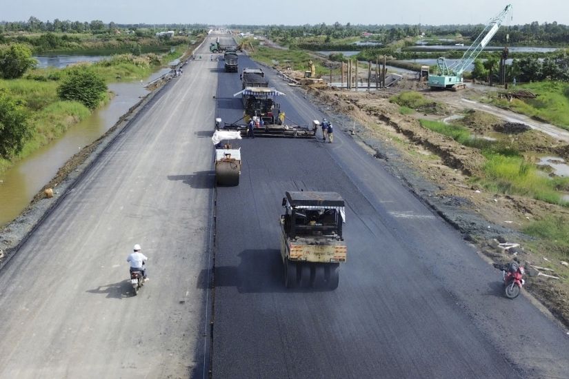 Cong tac tham be tong nhua cung dang trien khai tai dia ban tinh Ca Mau trong nhung ngay dau thang 12. 2025. Anh: NHAT HO