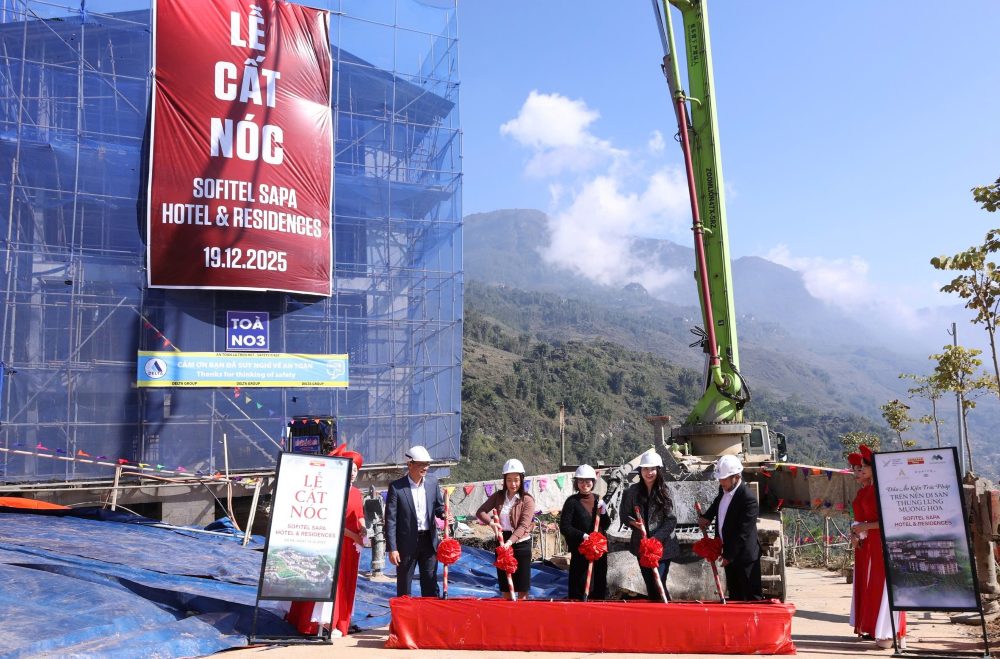 알파남 그룹이 투자 및 개발한 소피텔 사파 & 레지던스 프로젝트(라오까이) 지붕 봉헌식. 사진: 호앙롱