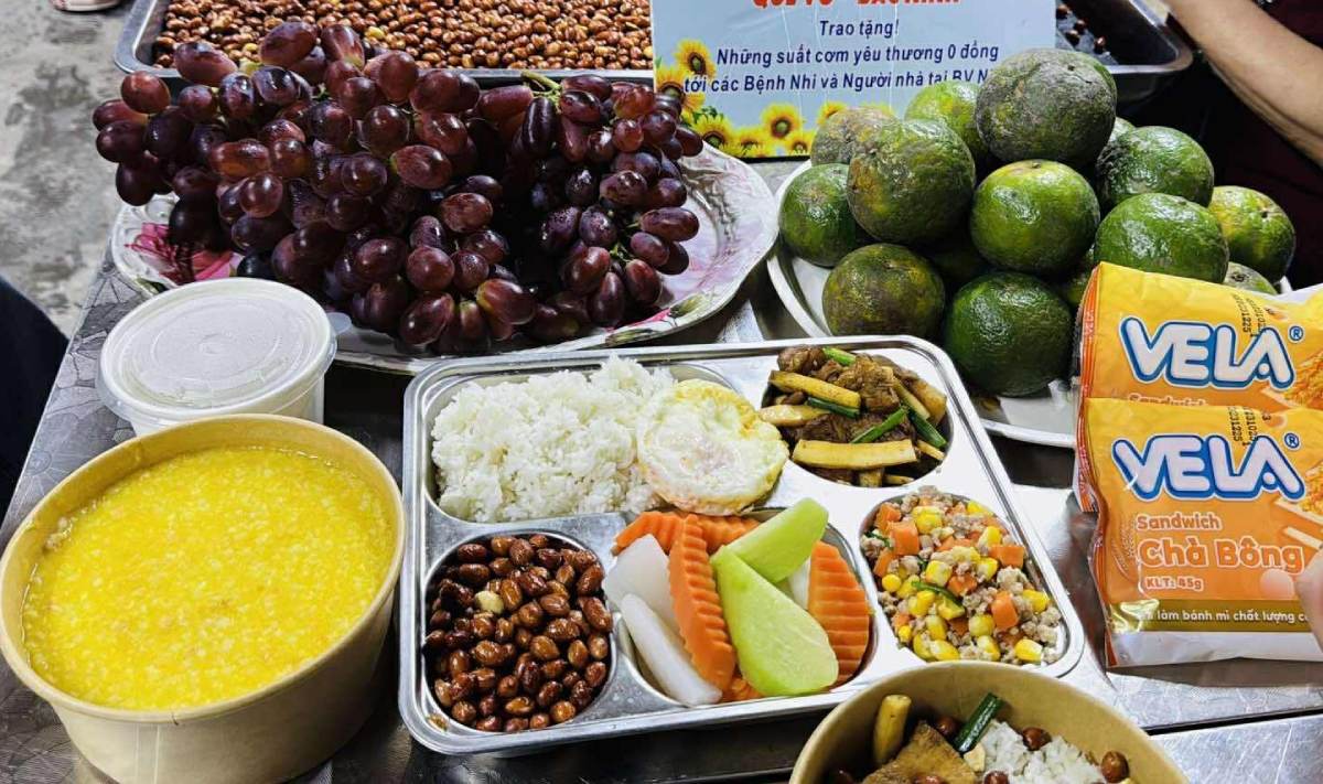 Nguoi dan xep hang nhan bua com 0 dong. Anh: Nhu Ha