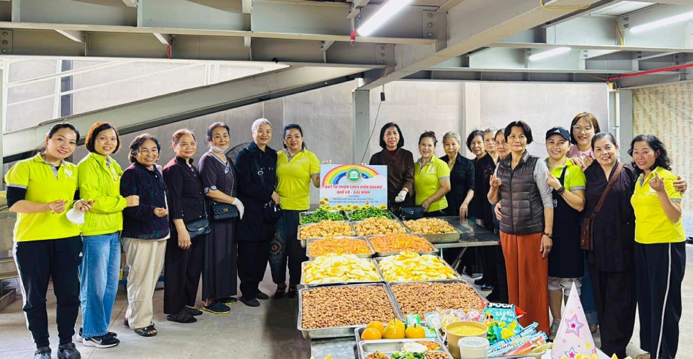 Cac thanh vien cua CLB Com Yeu Thuong chuan bi cac suat com 0 dong. Anh: Nhu Ha