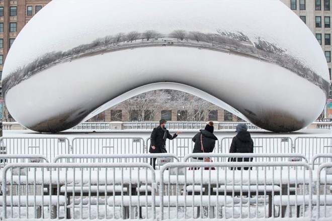 Mot nguoi dan ong chup anh voi tuyet o Chicago, Illinois, My. Du bao thoi tiet cho biet, khu vuc nay co nguy co hung tran bao tuyet lon nhat trong vong 2 nam qua. Anh: AFP.