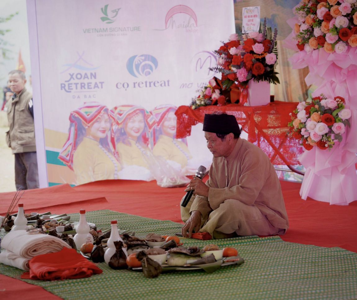 Thay mo lam nghi thuc cung le Mung com moi. Anh: Yen San