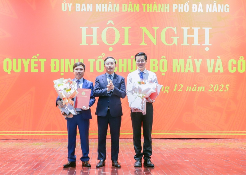 Ong Nguyen Van Thuong (bia trai) - Tan Giam doc Ban Quan ly du an dau tu xay dung cac cong trinh giao thong va nong nghiep Da Nang. Anh: Truong An