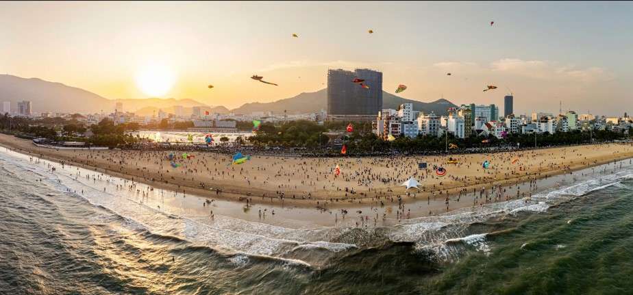 자연 재해 이후 퀴논 해변은 2026년 관광 성수기에 관광객으로 가득 찰 것으로 예상됩니다. 사진: DUNG NHAN