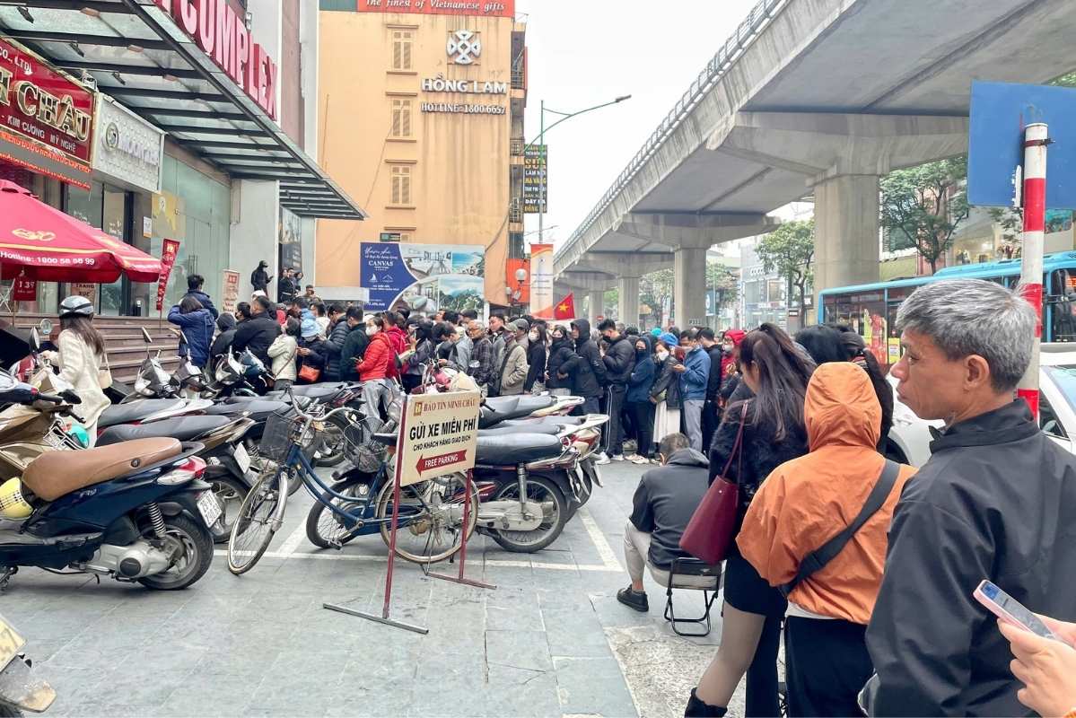 Hang dai nguoi xep hang tu som, tran xuong duoi long duong va khu vuc xung quanh. Anh: Ha Linh 