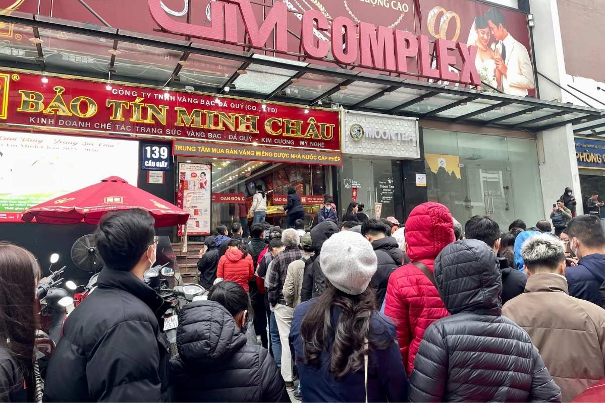 연말 마지막 날 아침, 금 거래 상점으로 몰려드는 사람들의 수가 계속 증가하고 있습니다. 사진: 하린