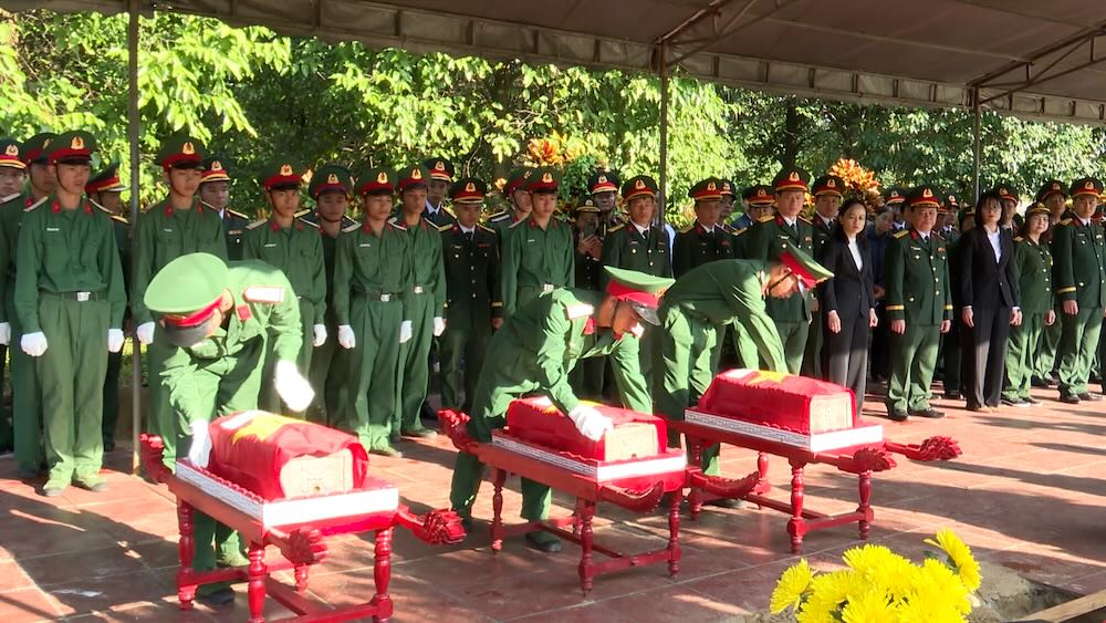 Martyrs' remains just found in Quang Tri are buried. Photo: Anh Vu