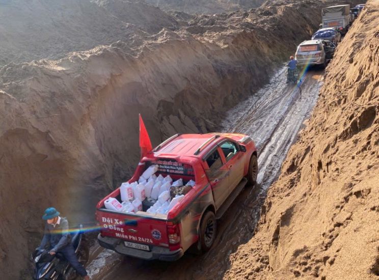 0-dong buses carrying "love" to provinces and cities across the country. Photo: MANH DIEP