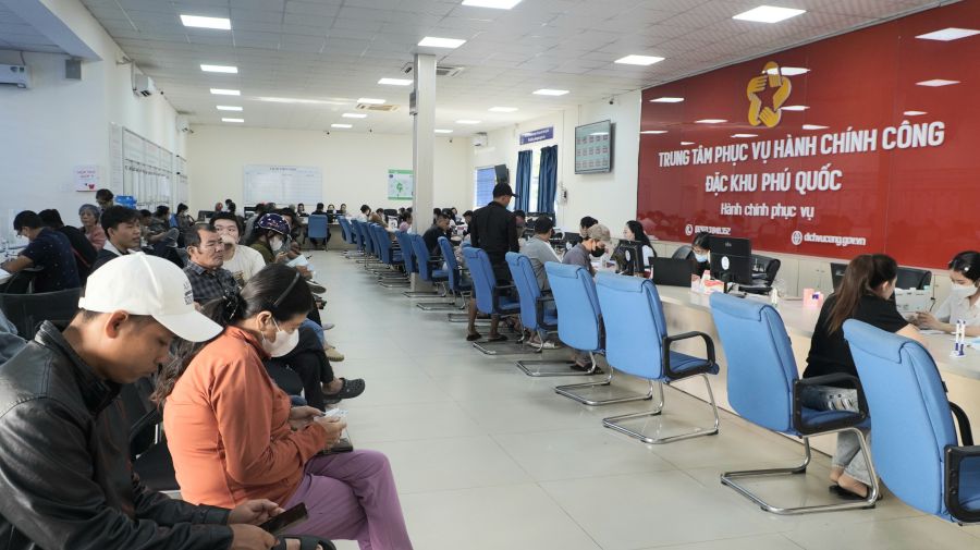 People come to carry out administrative procedures at the Public Administration Service Center of Phu Quoc Special Zone. Photo: NGUYEN ANH