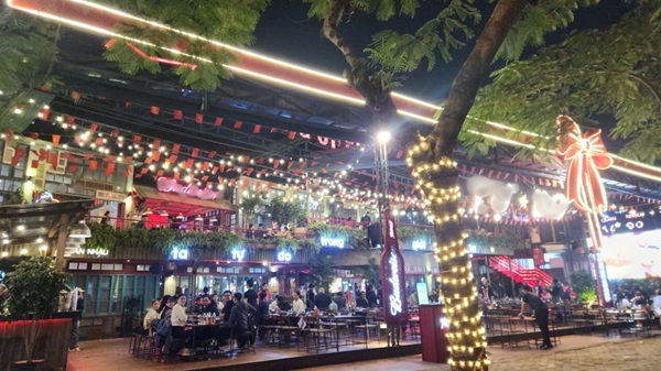 Ô nhiễm tiếng ồn quán nhậu “bủa vây” các khu đô thị Hà Nội. Ảnh: Minh Hạnh 