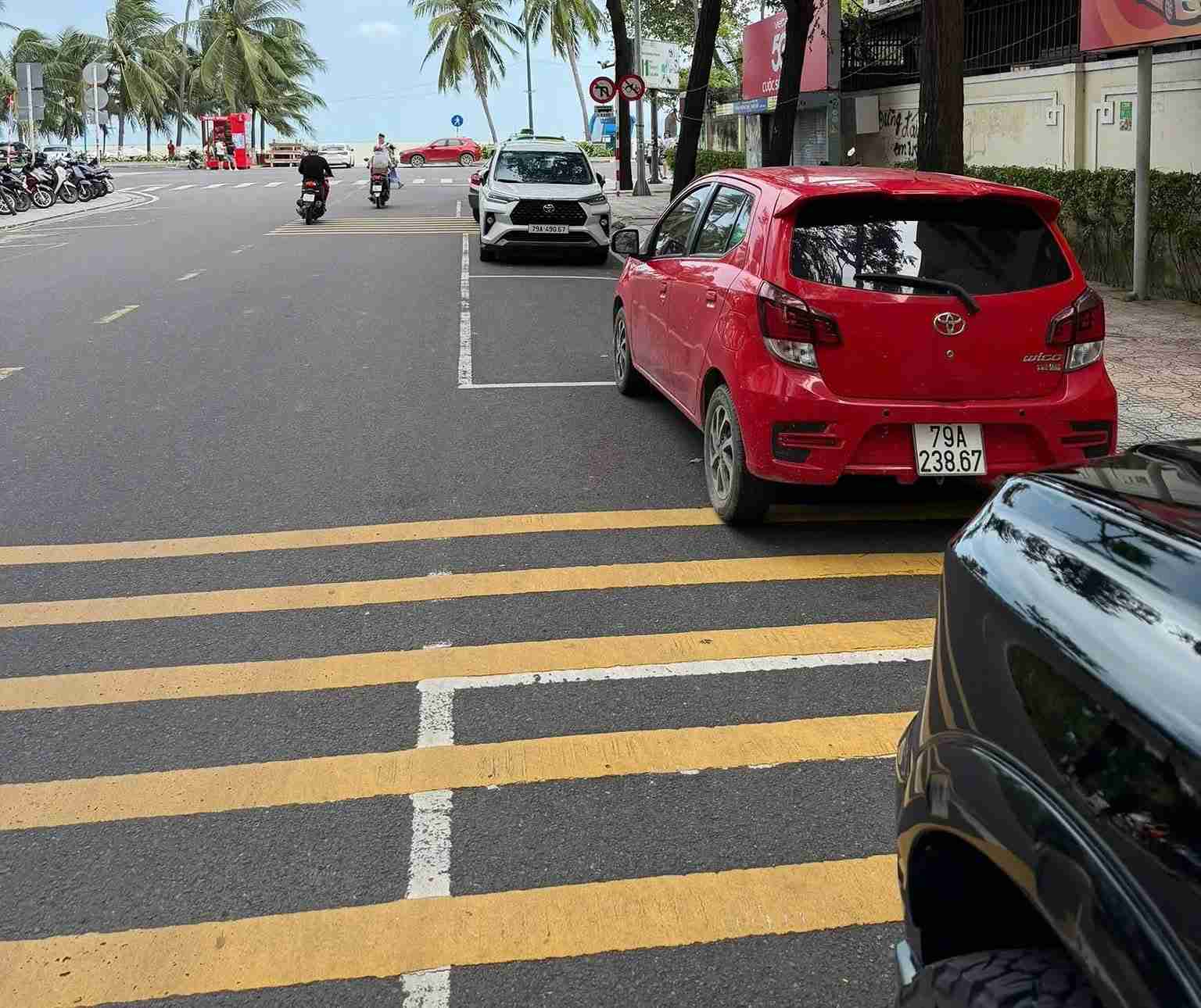 Nguoi dan phan anh mot xe o to con mau trang, bien kiem soat 79A-490.xx do xe nguoc voi chieu luu thong cua lan duong. Anh: Phong CSGT