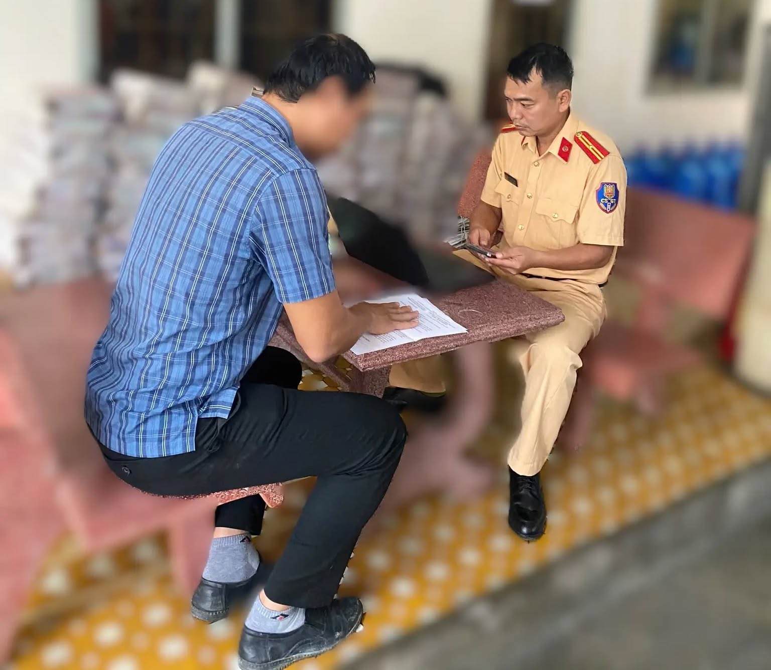 Driver fined for driving a car parked in the opposite direction in Nha Trang ward. Photo: Traffic Police Department
