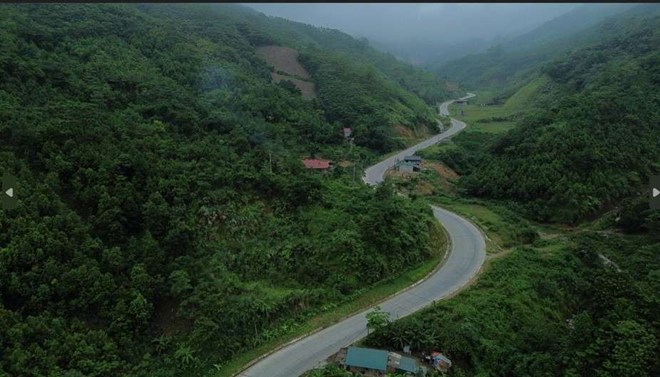 Những cung đường xuyên rừng, xẻ núi đánh thức bản làng Tây Bắc