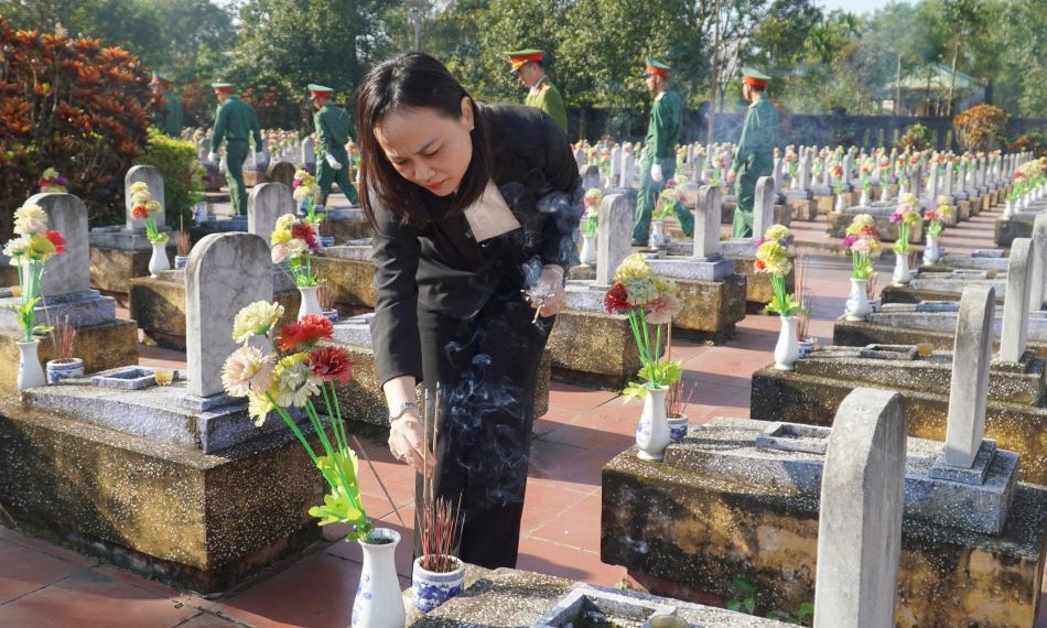 Ba Le Nguyen Huyen Trang – Pho Giam doc So Noi vu tinh Quang Tri thap nen nhang o cac phan mo liet si. Anh: Anh Vu