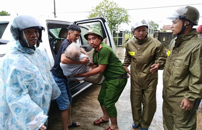 Functional forces evacuate people to safe places before storms and floods. Photo: XUAN PHUOC