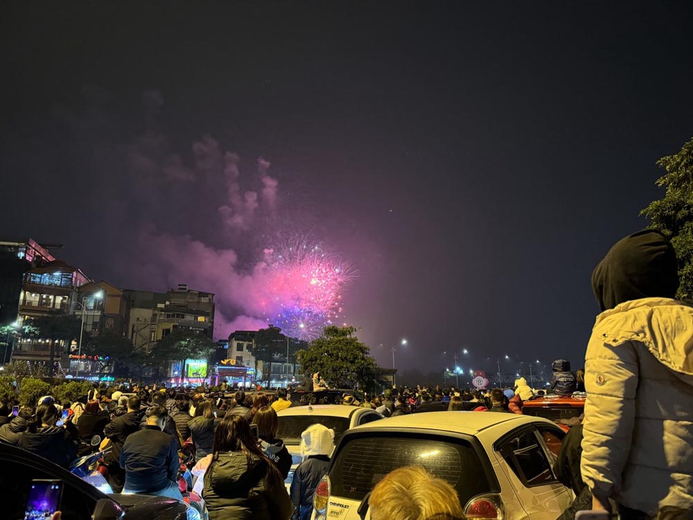 Rat dong nguoi dan muon chung kien khoanh khac chuyen giao nam moi.