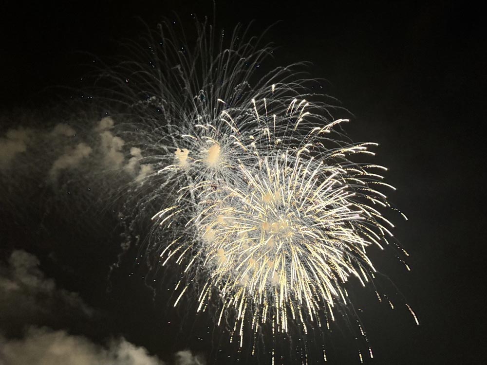 Khoanh khac phao hoa ruc ro giua bau troi dem.