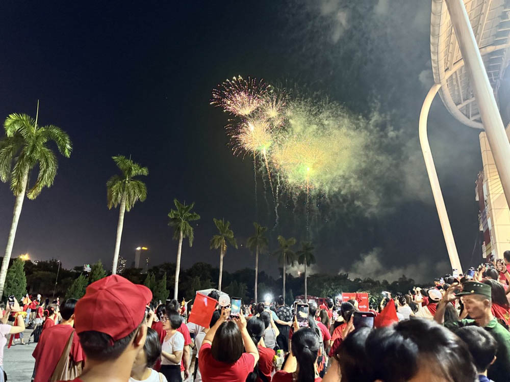 Nguoi dan no nuc di xem ban phao hoa tam cao.