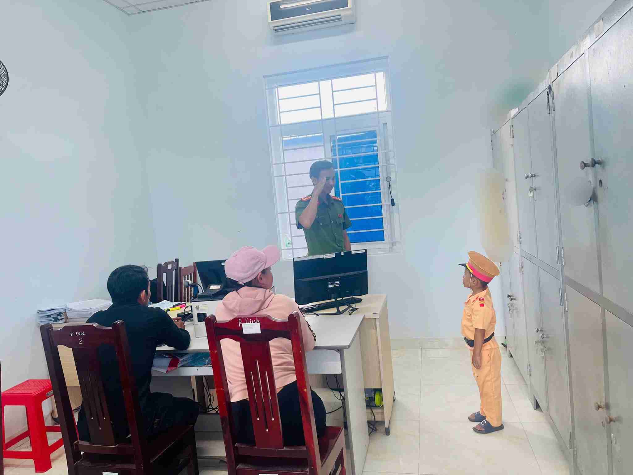 Phuoc Dinh Commune Police have just welcomed a special guest, a "little soldier", to visit the headquarters. Photo: Police provided