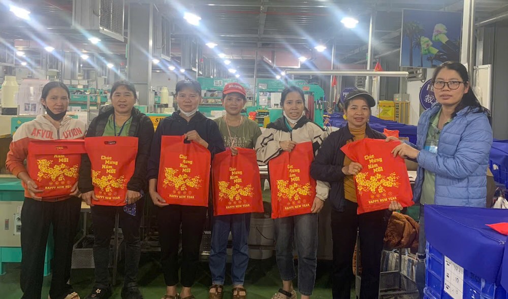 Meaningful calendars reach workers. Photo: Thanh Hoa Trade Union