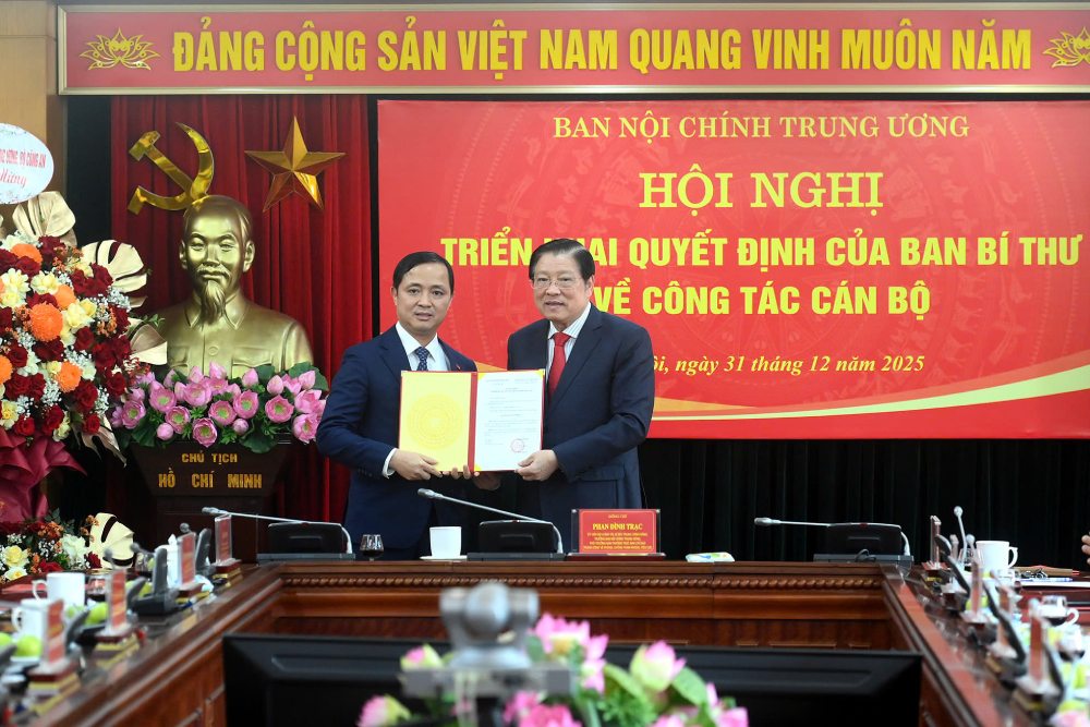 정치국 위원, 당 중앙위원회 서기, 중앙 내정위원회 위원장 판딘짝(오른쪽)이 응우옌쑤언쯔엉 씨에게 당 비서국의 결정을 전달하고 있습니다. 사진: 당코아