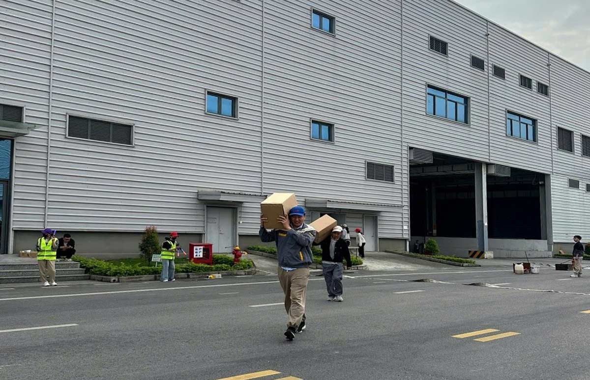 Cong nhan, nguoi lao dong cong ty dien tap phuong an cuu nguoi, cuu tai san. Anh: Cong an Quang Ninh