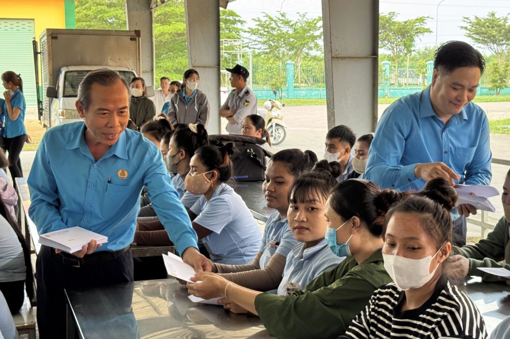 Trao qua ho tro doan vien, lao dong bi anh huong do bao lu. Anh: Duy Tuan 