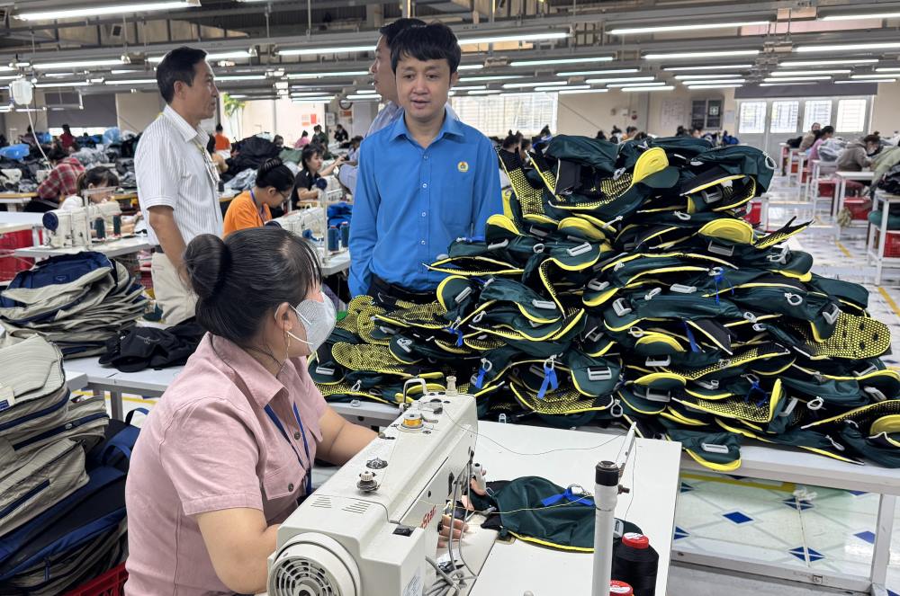 Lanh dao LDLD tinh Lam Dong truc tiep den xuong san xuat de tham hoi, lang nghe cong nhan. Anh: Duy Tuan 