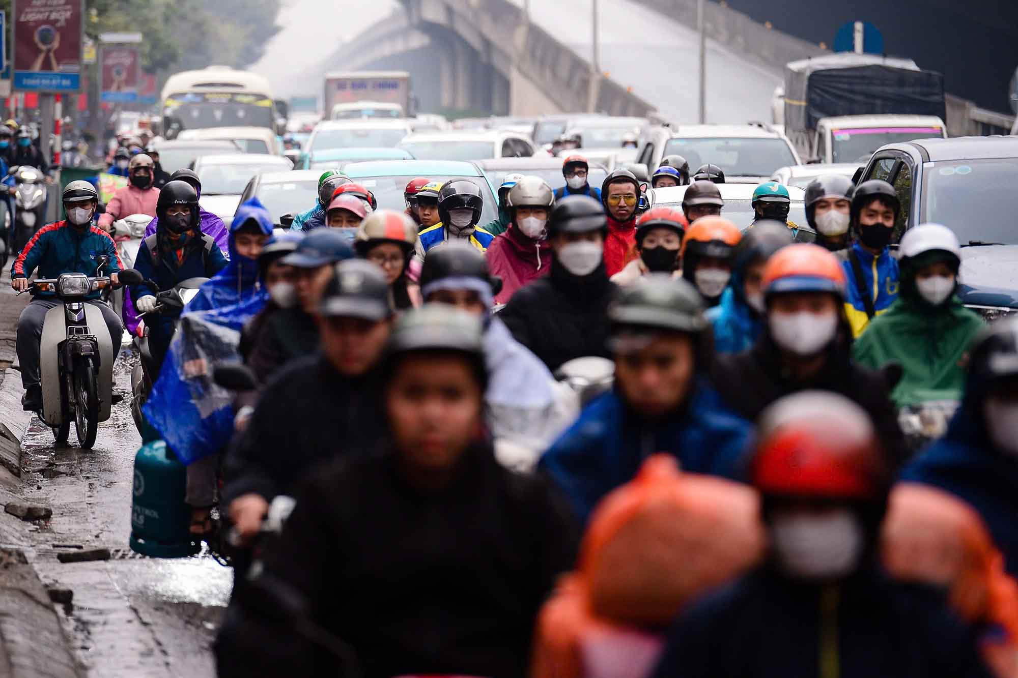 하노이는 2026년 카운트다운과 양력 설날 불꽃놀이를 위해 12월 31일 밤 교통 흐름을 분산시켰습니다. 사진: 흐우 찬