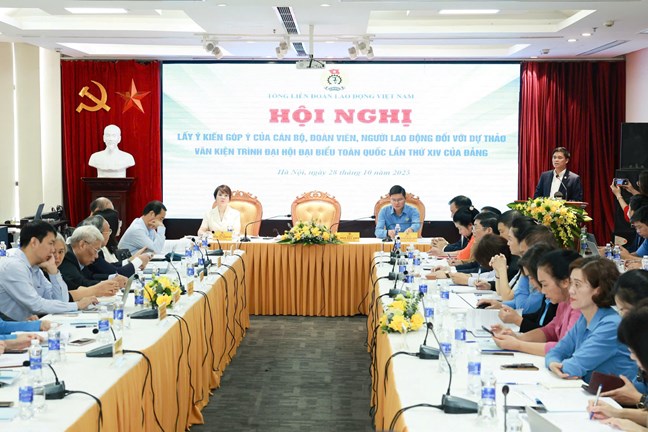 Tong Lien doan Lao dong Viet Nam to chuc Hoi nghi lay y kien gop y cua can bo, doan vien, nguoi lao dong doi voi du thao van kien trinh Dai hoi dai bieu toan quoc lan thu XIV cua Dang. Anh: Mattran.org.vn