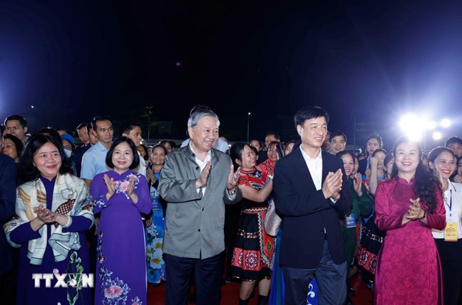 Chao mung ky niem 95 nam Ngay thanh lap Mat tran Dan toc Thong nhat Viet Nam - Ngay Truyen thong MTTQ Viet Nam, toi 14/11, Tong Bi thu To Lam, Chu tich Uy ban Trung uong MTTQ Viet Nam Bui Thi Minh Hoai va Bi thu Thanh uy Ha Noi Nguyen Duy Ngoc toi du Ngay hoi Dai doan ket toan dan toc nam 2025 tai phuong Thuong Cat, thanh pho Ha Noi. Anh: Mattran.org.vn