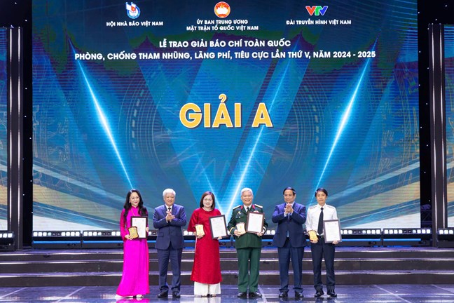  Thu tuong Chinh phu Pham Minh Chinh va nguyen Chu tich Uy ban Trung uong MTTQ Viet Nam Do Van Chien trao giai A cho tac gia/nhom tac gia doat giai 