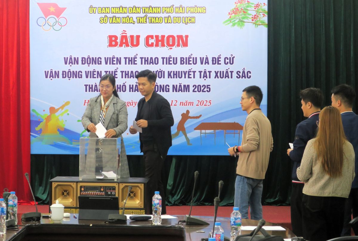 기자들이 대표 선수 투표를 하고 있습니다. 사진: 하이퐁 TTDT 신문사