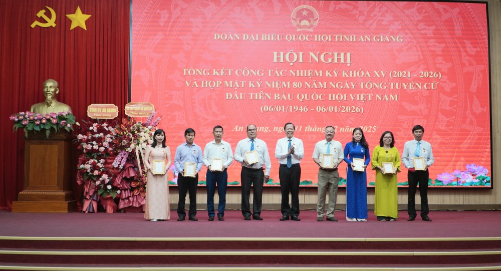 Uy vien Ban Chap hanh Trung uong Dang, Uy vien Uy ban Thuong vu Quoc hoi, Chu nhiem Uy ban Kinh te va Tai chinh Quoc hoi Phan Van Mai trao Ky niem chuong “Vi su nghiep Quoc hoi Viet Nam” cho cac ca nhan. Anh: Nguyen Anh