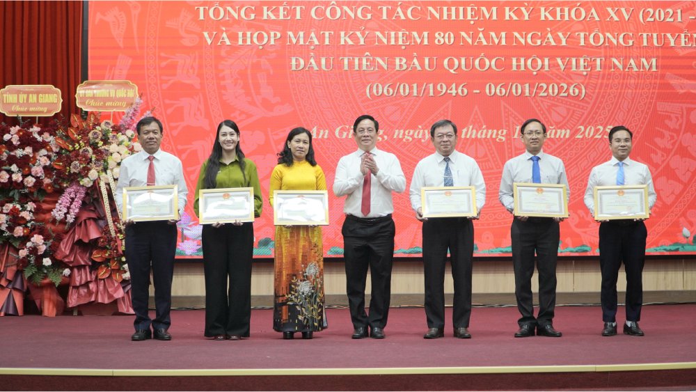 Chu tich UBND tinh An Giang Ho Van Mung trao bang khen cho cac tap the co thanh tich xuat sac trong thuc hien nhiem vu dai bieu Quoc hoi; cong tac phoi hop, tham muu va phuc vu cac hoat dong cua Doan Dai bieu Quoc hoi tinh An Giang. Anh: Nguyen Anh