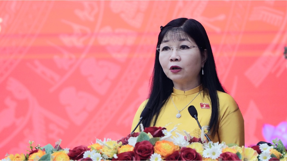 쩐티탄흐엉 성 당위원회 부서기, 국회 대표단 단장, 안장성 베트남 조국전선위원회 위원장이 회의에서 연설하고 있습니다. 사진: 응우옌안