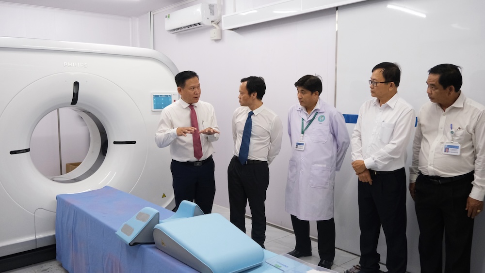 Dai bieu tham quan khu vuc phong chup CT - Scanner. Anh: Phong Linh.