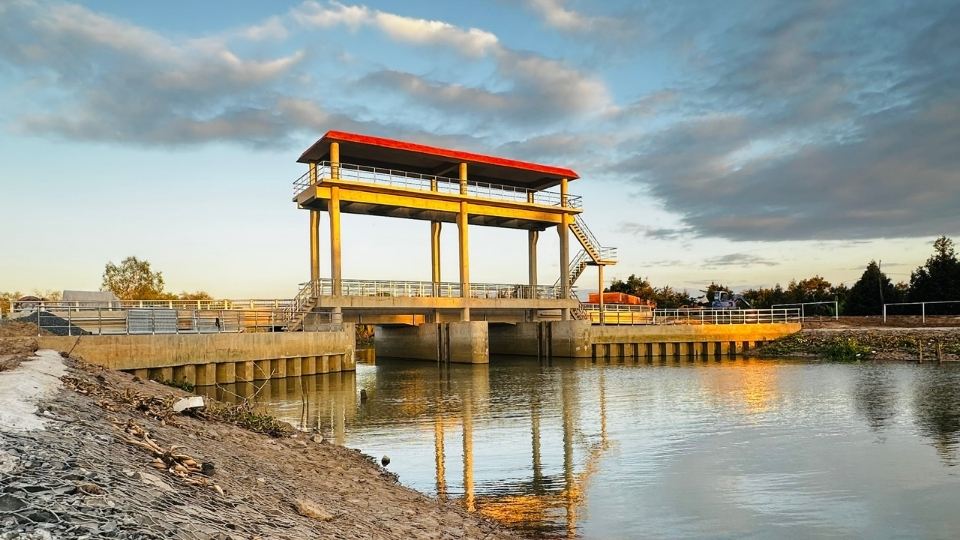 빈롱성 쩌락사에서 염수 침입으로부터 생산 지역을 보호하는 염수 방지 하수도 시스템. 사진: 호앙록