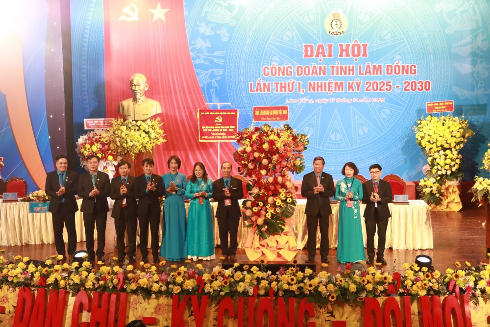 Doan cong tac Tong Lien doan Lao dong Viet Nam tang hoa chuc mung Dai hoi. Anh: Duy Tuan 
