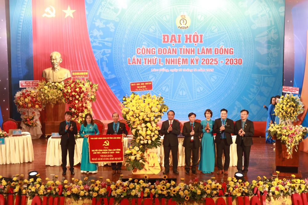 Lanh dao tinh Lam Dong tang buc truong chuc mung Dai hoi Cong doan tinh Lam Dong lan thu 1, nhiem ki 2025-2030. Anh: Duy Tuan 