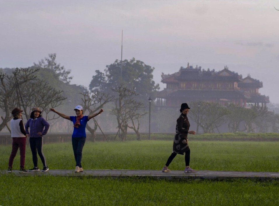 Tai cac cong vien va khu vuc ven song Huong, Hoang Thanh Hue, nguoi dan duy tri thoi quen tap the duc. Di bo, chay bo, duong sinh dien ra deu dan trong dieu kien thoi tiet mat lanh.