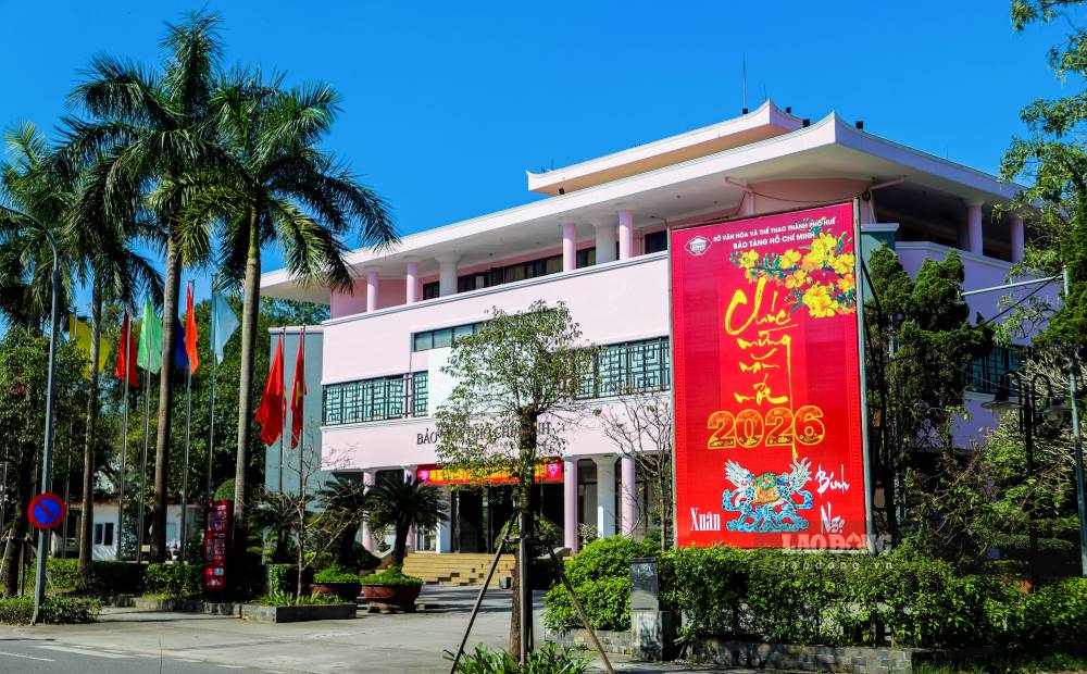 Bien hieu “Chuc mung nam moi 2026” duoc lap dat tai Bao tang Ho Chi Minh. 