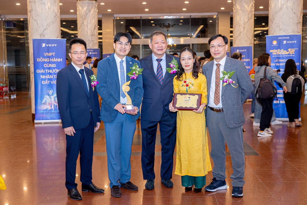 Giai Nhat Nhan tai Dat Viet 2025 duoc trao cho nhom TS Duong Duc Hung va 14 cong su - Benh vien Huu nghi Viet Duc.  Anh: Benh vien cung cap