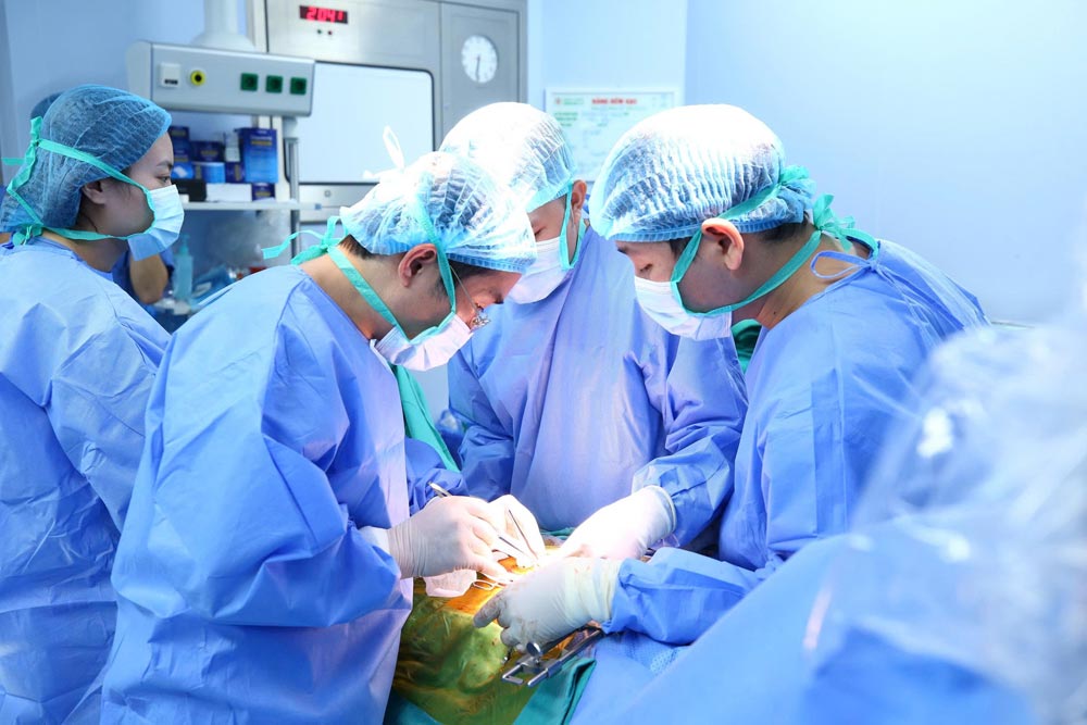 Hinh anh cac chuyen gia Benh vien TWQD 108 thuc hien ca lay ghep da tang tu nguoi hien chet nao ngay 22.11. Anh: Benh vien cung cap