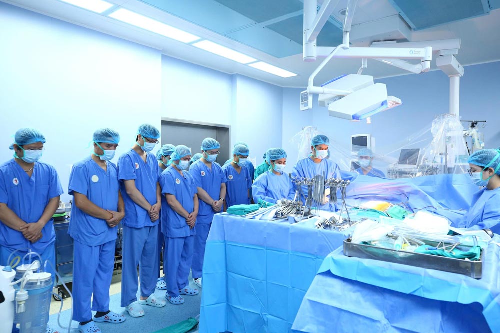 Doctors and nurses express gratitude to the organ donor before performing the multi-organ transplant from the brain-dead donor. Photo: Hospital provided