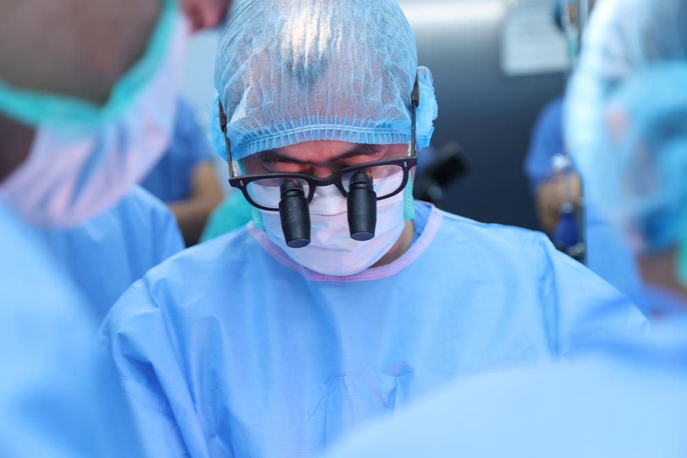 TS Duong Duc Hung - Giam doc Benh vien Viet Duc - thuc hien ghep gan cho benh nhan. Anh: Benh vien cung cap