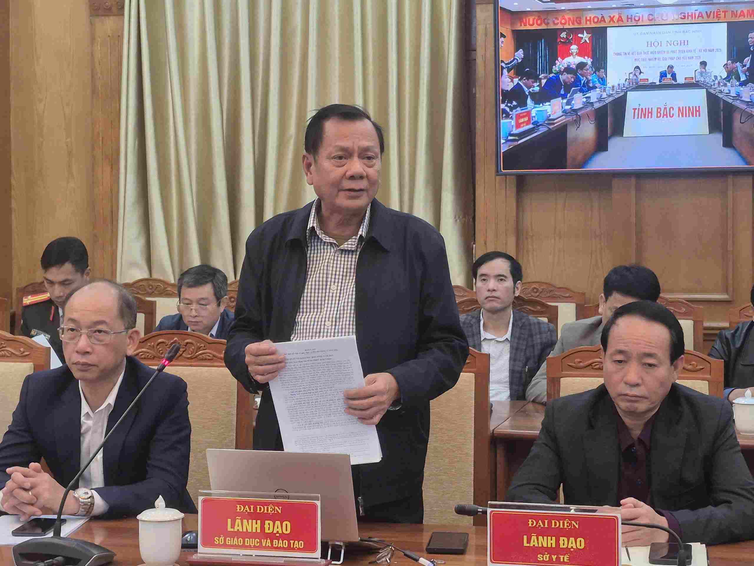 Phó Giám đốc Sở Giáo dục và Đào tạo tỉnh Bắc Ninh Nguyễn Văn Thêm trả lời nội dung Báo Lao Động nêu tại Hội nghị sáng 31.12. Ảnh: PV