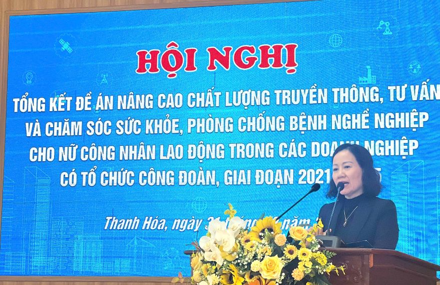 Ms. Trinh Thi Hoa - Vice President of Thanh Hoa Provincial Labor Federation delivered a directive speech at the conference. Photo: Tran Lam